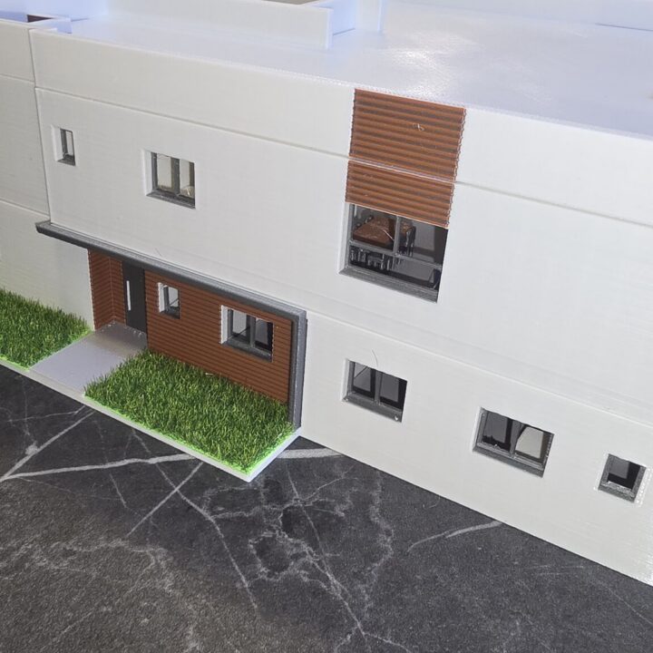 בית דו־קומתי עם דשא סינתטי וחזית לבנה