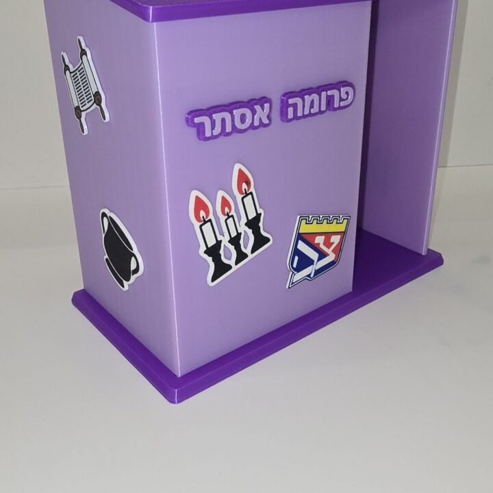 קופת צדקה קלאסית בצורת בית עם גג משופע