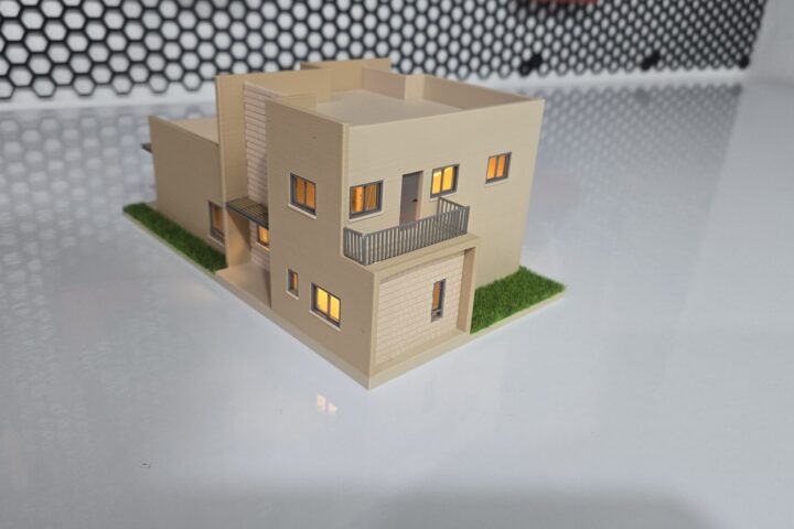 בית מודרני עם פרגולות וגינון