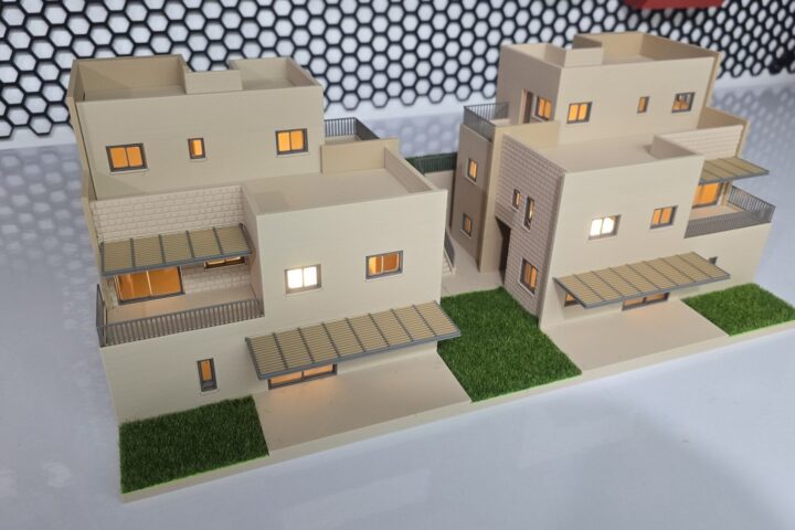 דגם של שני בתים צמודים מודפס בתלת מימד עם תאורת LED פנימית